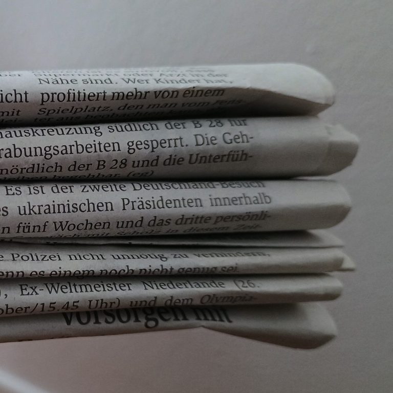 Mehrer Zeitungen liegen auf einem Stapel.