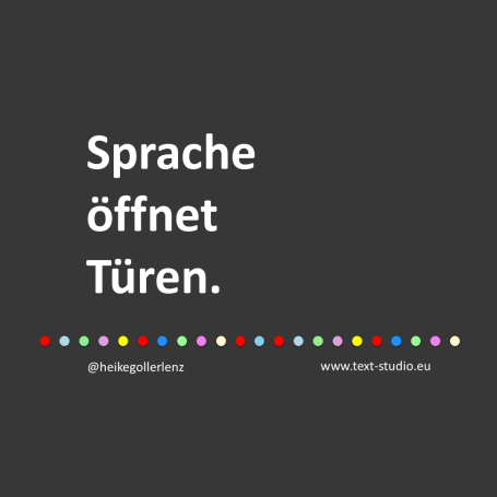 Dunkelgrauer Hintergrund mit weißer Schrift: "Sprache öffnet Türen".